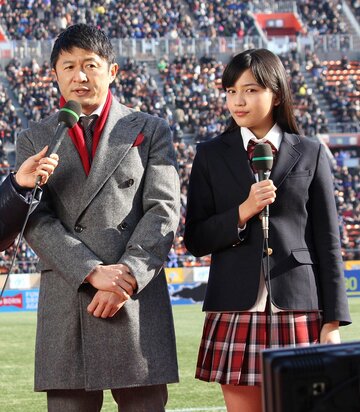 第90回大会の応援マネージャーだった川口春奈(右＝2012年)