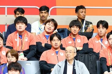 女子の試合を観戦する張本智和と松島輝空