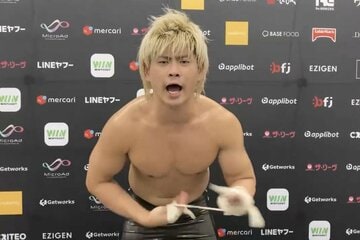 またもなかなか外し終わらないテーピングを外しながら、打倒OZAWAを誓った清宮海斗（©NOAH）