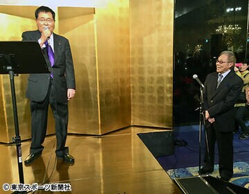  サブちゃんの前で歌う亀井氏（左）