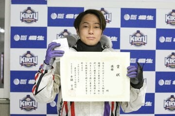 表彰式で賞状を受け取った丸野一樹