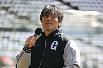ファンにあいさつする松井秀喜臨時コーチ