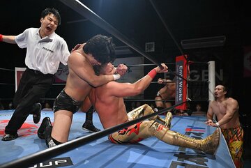 レフェリーの制止を無視して、宮原健斗(中央右)をフェイスロックで絞る安齊勇馬
