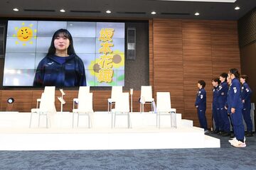 出場者にメッセージを送る坂本花織