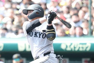 初回、左前適時打を放った巨人・浅野