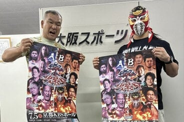 「火祭り」のポスターを手にPRする田中将斗（左）とハヤブサ