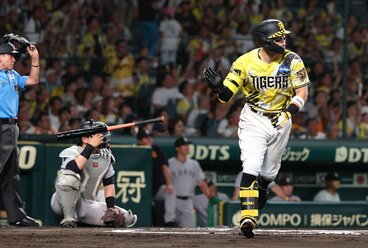 6回、値千金の22号ソロを放った阪神・佐藤輝明(右)