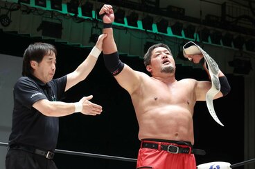 関本大介を下し、GHCハードコア王座を再奪取した石川修司(右)