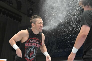 レフェリーにウイスキーミストを噴射し反則負けになった金丸