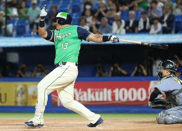 2回の第1打席で二塁打を放ったオスナ
