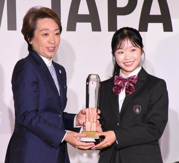 橋本聖子JOC会長(左)と中井亜美