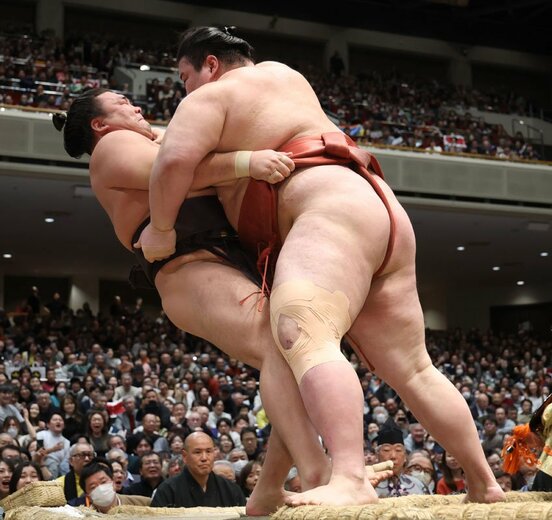 霧島㊧を浴びせ倒しで破った熱海富士