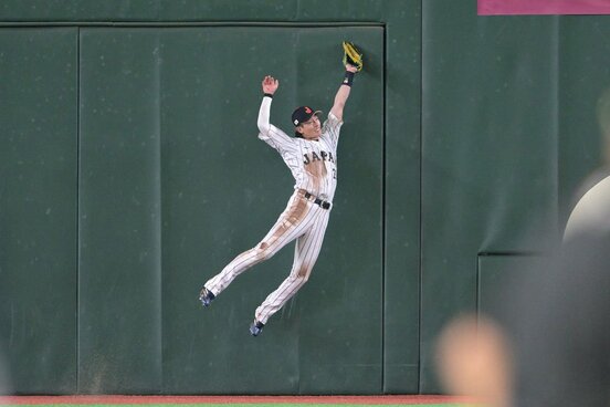 ９回、痛烈な打球を大ジャンプで捕球した侍ジャパン・周東佑京
