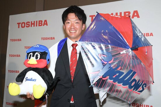 ヤクルトのグッズを持って撮影に応じた吉村