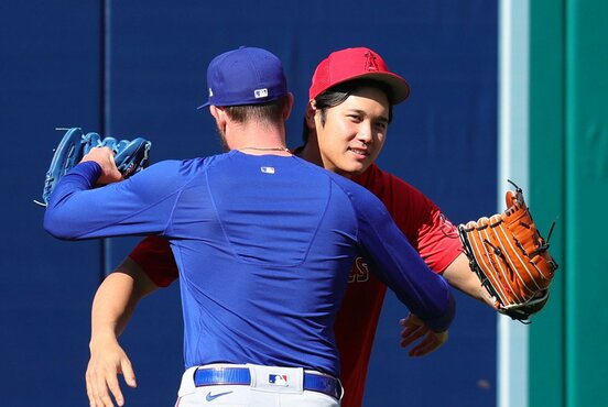 元同僚のヒーニー（手前）とハグする大谷