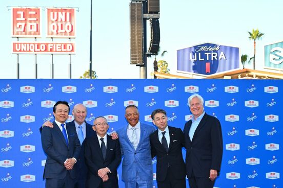 会見に出席した柳井氏（左から３人目））