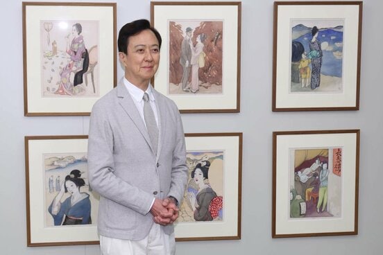 竹久夢二の作品の前に立つ坂東玉三郎