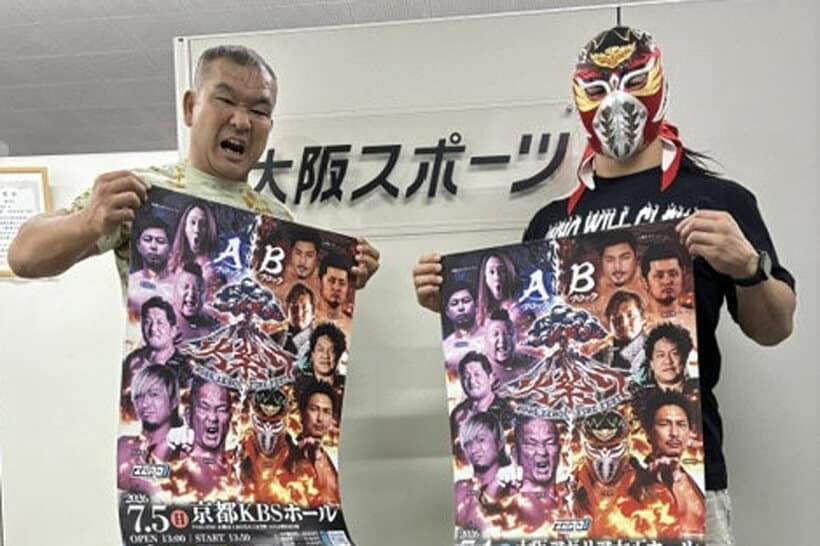 「火祭り」のポスターを手にPRする田中将斗（左）とハヤブサ