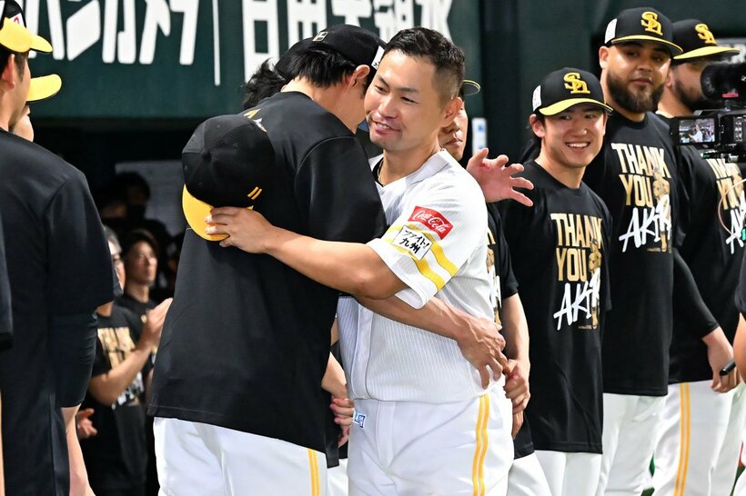 引退セレモニーの場内一周を前に、柳田悠岐(中央左)とハグをしたソフトバンク・中村晃