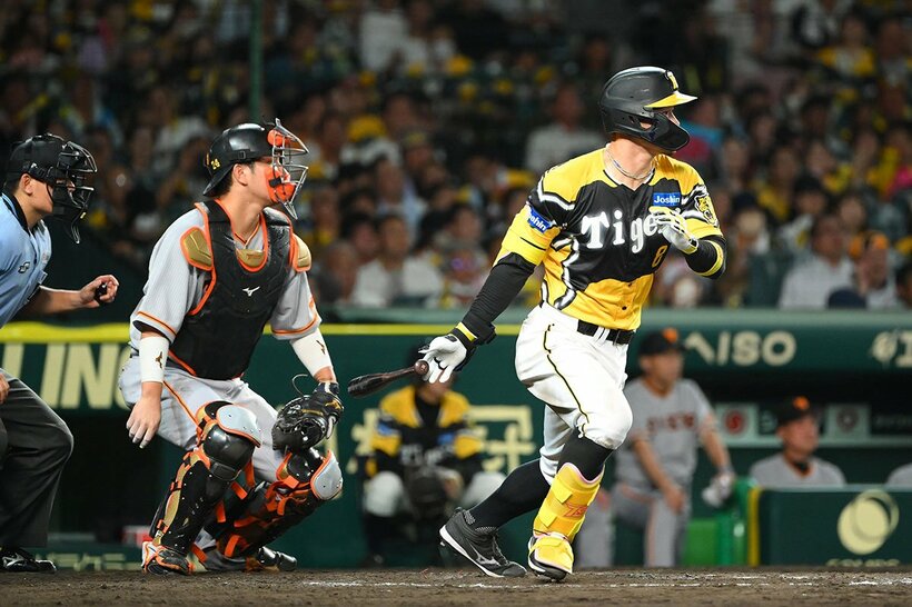 ７回、同点適時打を放った佐藤輝明