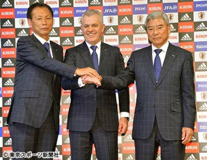 左から原専務理事、アギーレ新監督、大仁会長