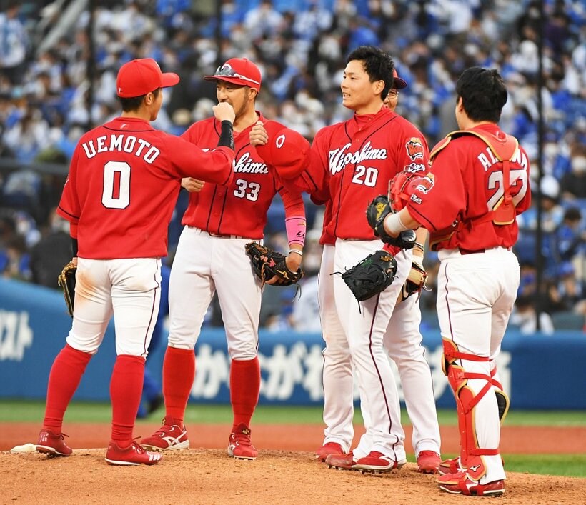  試合後、マウンドの広島・栗林(左から3人目)は安どの表情（東スポWeb）