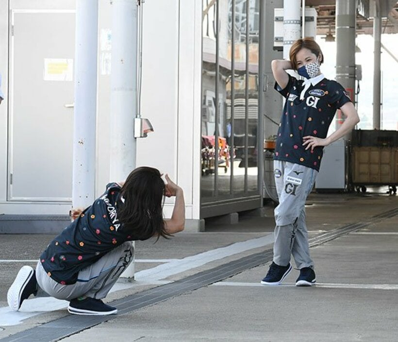  カメラを構える守屋に対しポーズを決めた平山