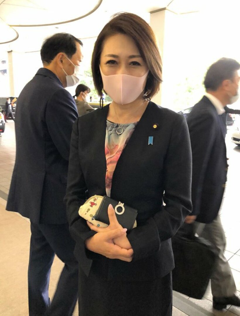 本紙の直撃に応じた三原じゅん子議員