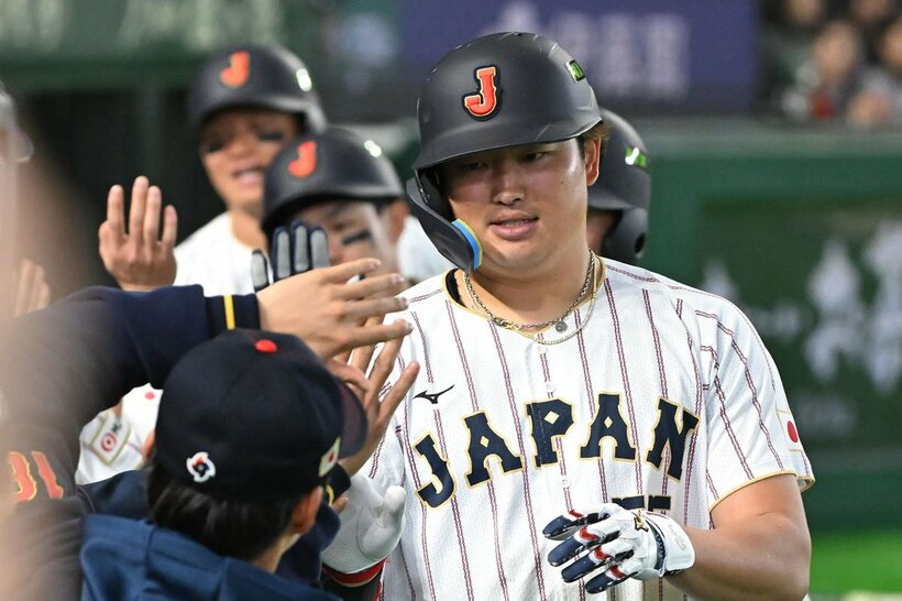 ８回に満塁弾を放ち、３人の走者を引き連れてベンチに生還した侍ジャパン・村上宗隆