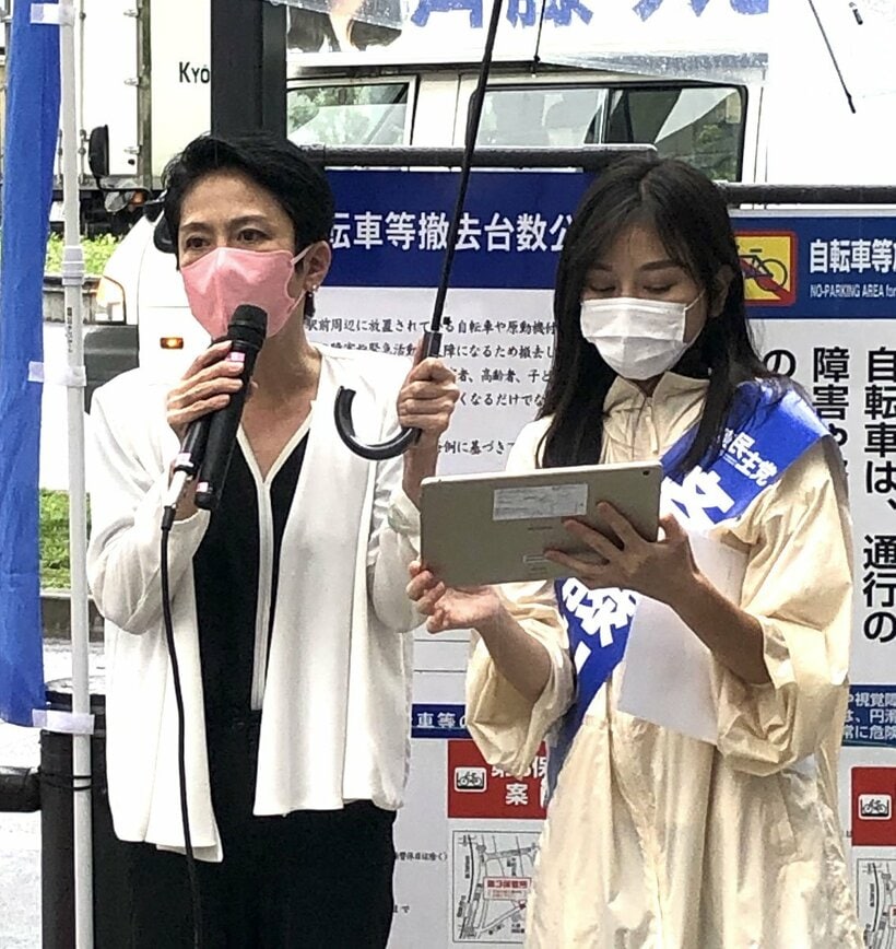  斉藤候補の応援を行った蓮舫氏（左）