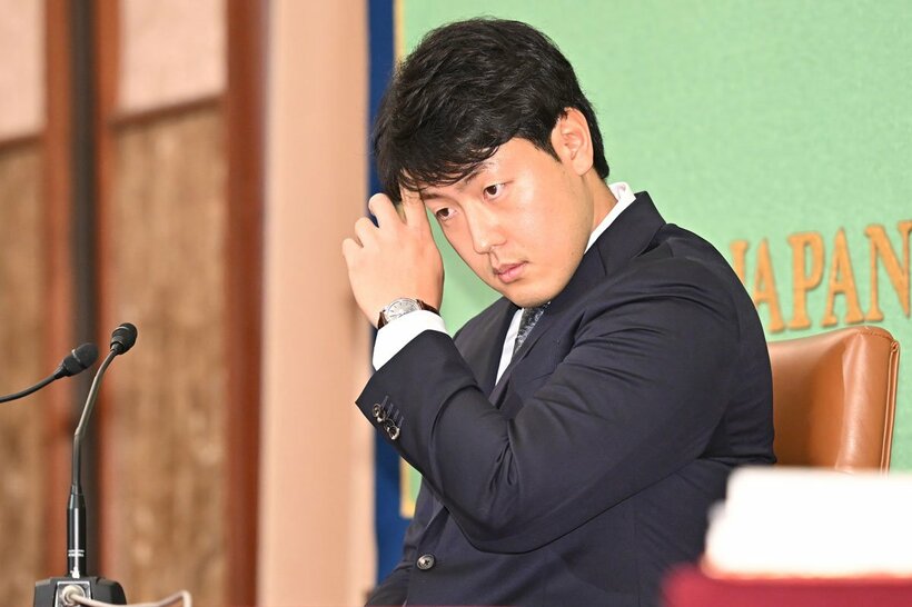 やや緊張の面持ちで、日本記者クラブでの会見に臨んだブルージェイズ・岡本和真