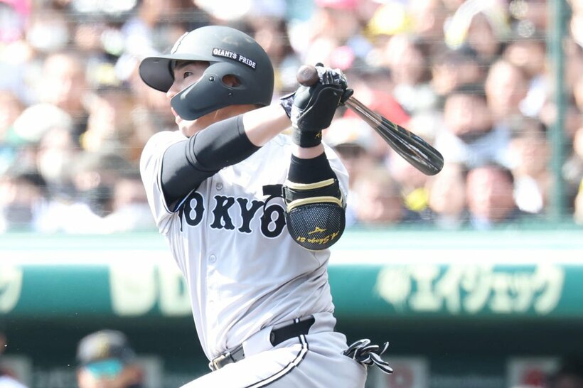 初回、左前適時打を放った巨人・浅野