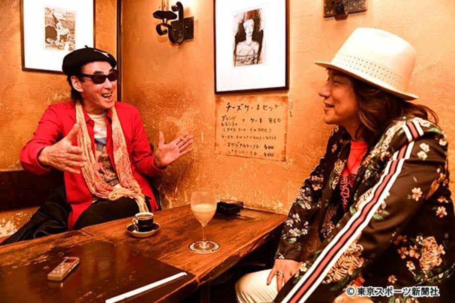  内田裕也さんと初めて会ったときの話などを笑顔で振り返る鮎川（左）。ユカイとしても興味深い内容ばかりだ