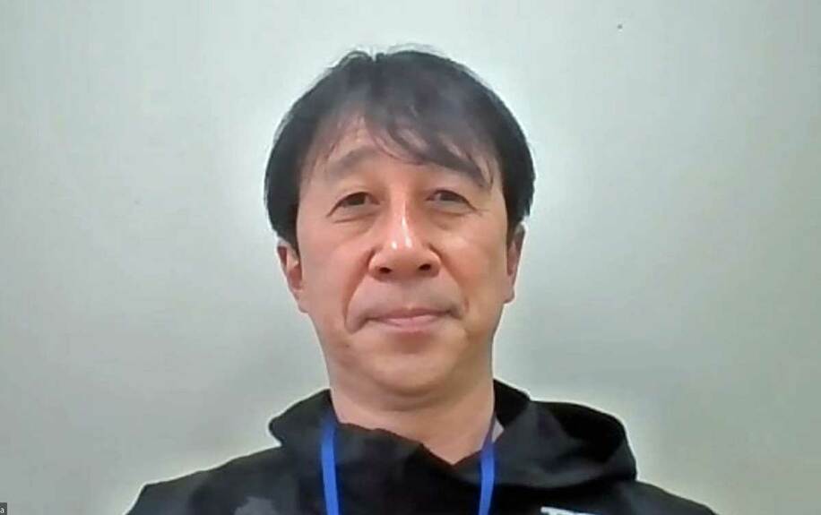  オンラインで取材に応じた日本選手団の原田雅彦総監督（東スポWeb）