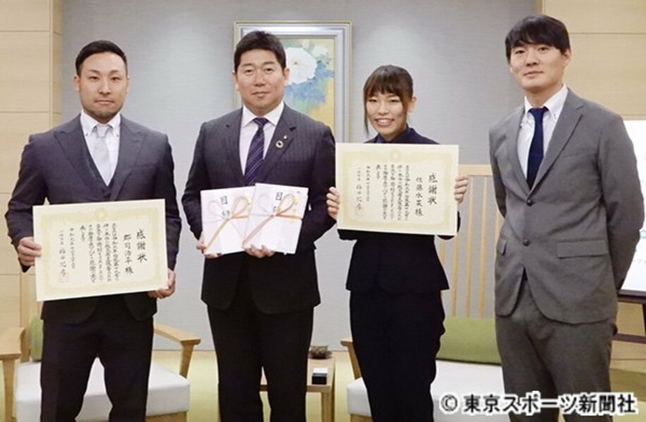  左から郡司浩平、福田紀彦川崎市長、佐藤水菜、対馬太陽