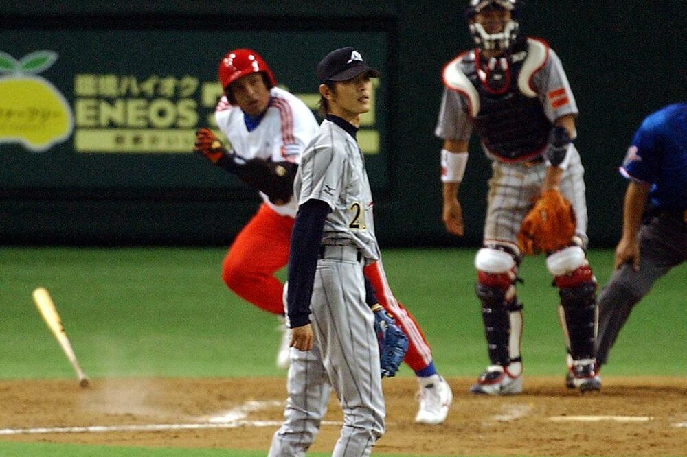 アテネ五輪壮行試合でキューバ代表に痛打を許した岩隈(2004年7月)