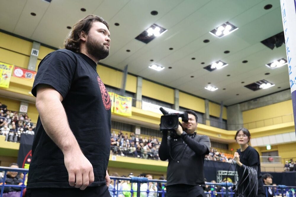 セコンドから試合を見守るウルフアロン