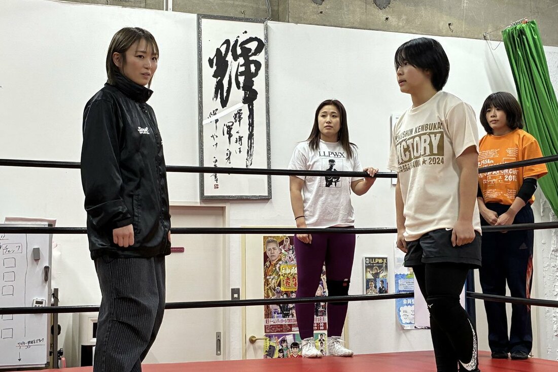 特別指導を行ったSareee(左)も、藤原あむに動きに驚きの表情