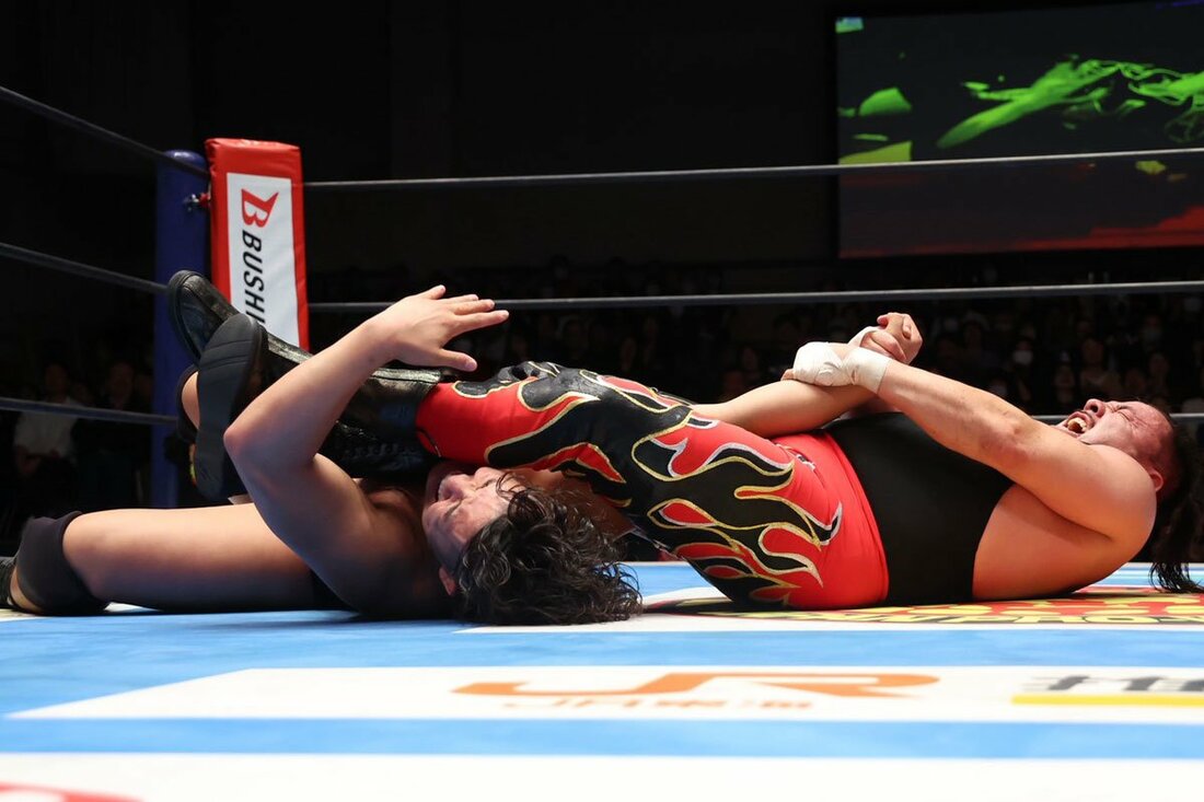 最後は腕十字に沈んだ嘉藤匠馬(左)