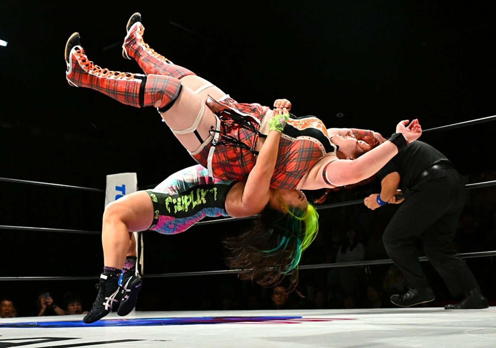 豪快！100kg超のChika(上)をジャーマンでぶん投げる橋本千紘