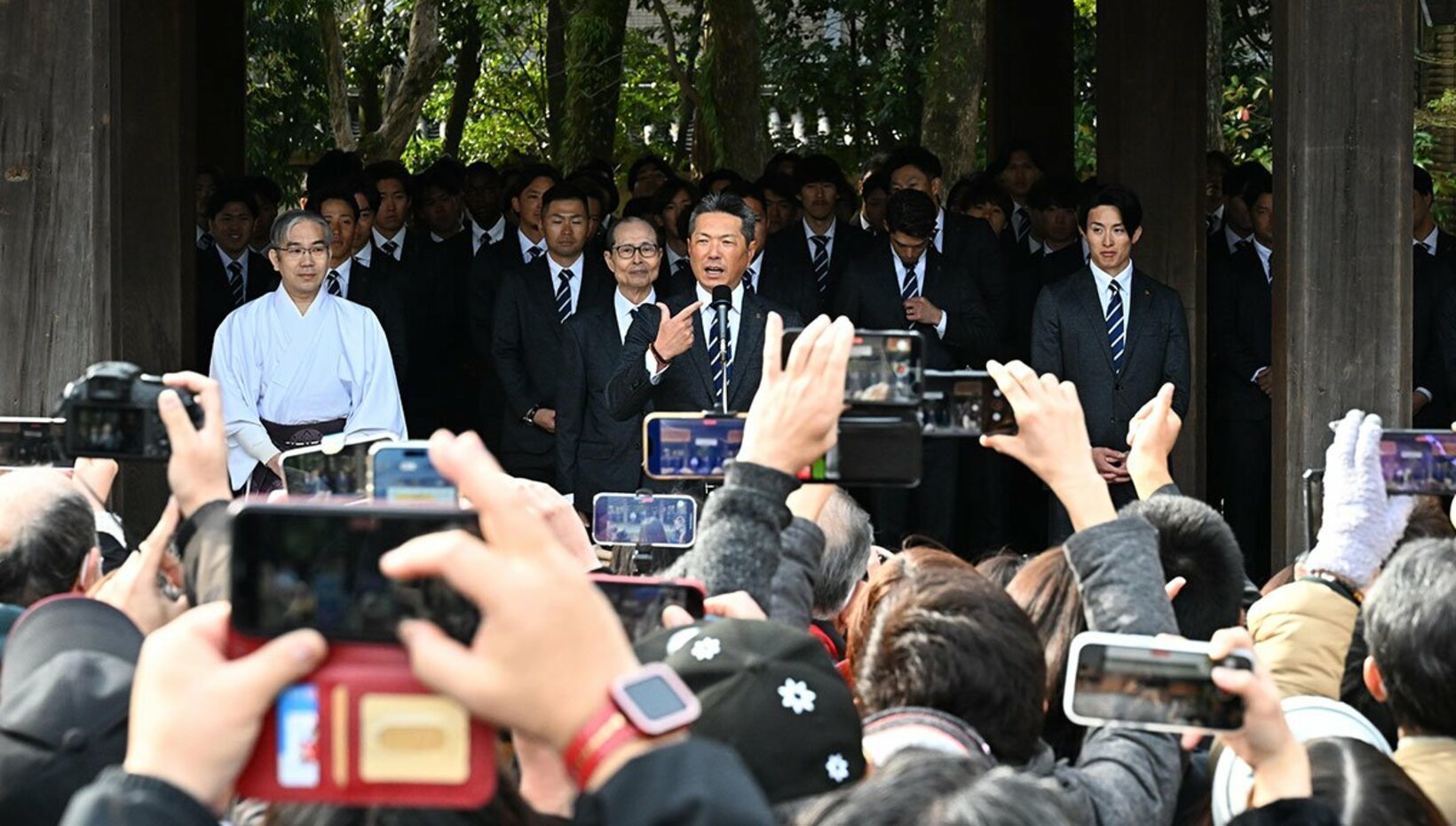 大勢のファンの前で「VIVA」ポーズを決める小久保監督