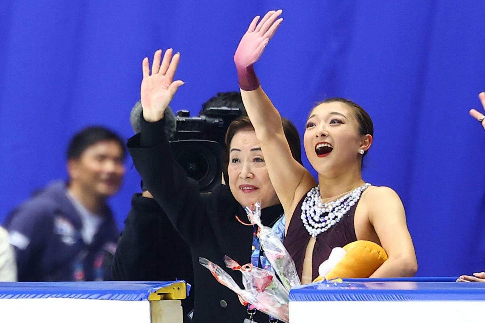 歓声にこたえる中野園子コーチ（左）と坂本花織