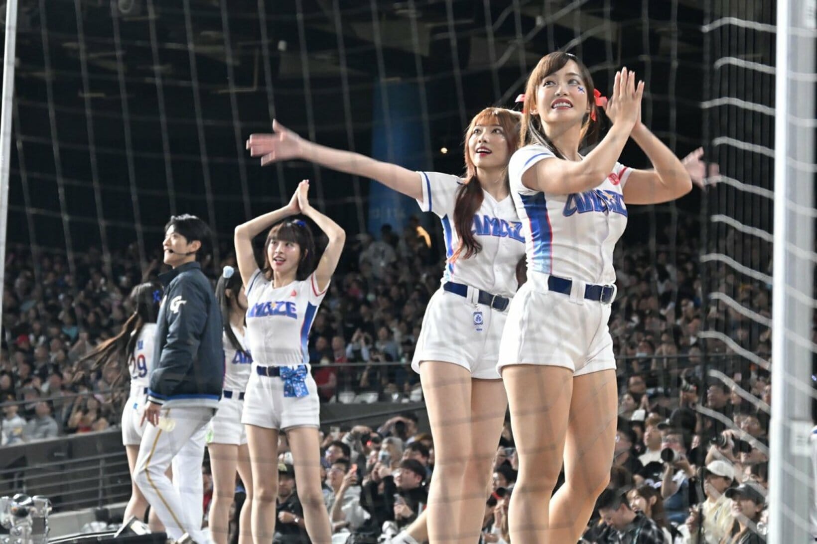 目の前の席はチケット高額！凄まじい人気を誇る台湾のチアガールたち