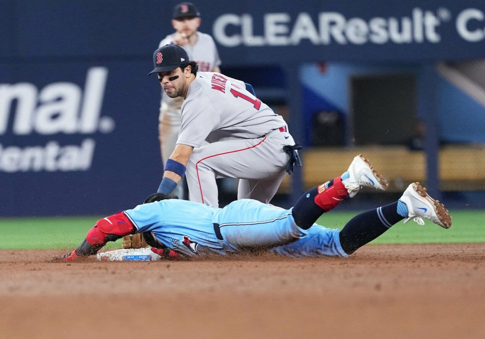 岡本和真が二塁にヘッドスライディング（ロイター）