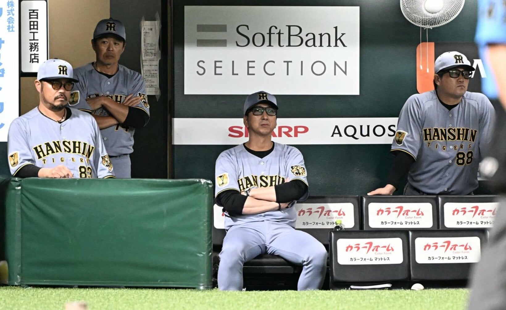 戦況を見守る藤川球児監督（中）ら阪神首脳陣