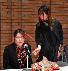  詩美（左）は上谷に頬を張られた