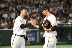 昨年は、苦しむ戸郷翔征(右)の穴を埋める活躍を見せた巨人・山崎伊織