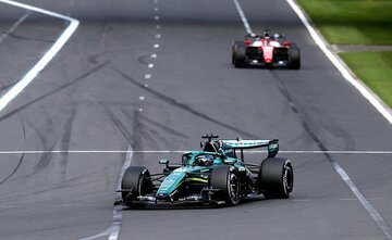 ランス・ストロールのマシン(手前)は周回遅れを重ね…（ロイター）