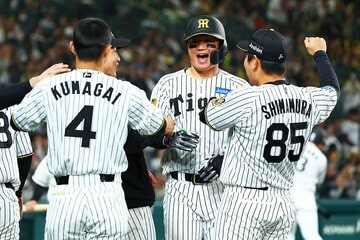 ７回に勝ち越しの７号ソロを放ち、笑顔で出迎えられる阪神・森下翔太(中)