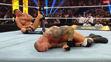 「キング・オブ・ザ・リング」決勝で名勝負を展開したグンター（奥）とランディ・オートン©AbemaTV, Inc.